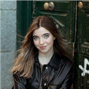 ¡Hola! Me apasiona la asignatura de Lengua y Literatura y he recibido menciones de honor en mi trayectoria académica. Mi horario es flexible y mi objetivo es transmitir la misma pasión que siento yo por la materia, ayudando a quien tenga dificultades con